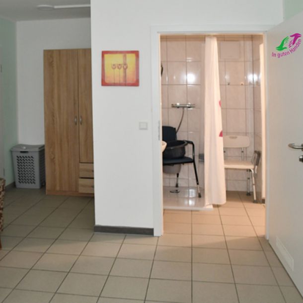 Badezimmer und Flur einer Wohnung in Senioreneinrichtung